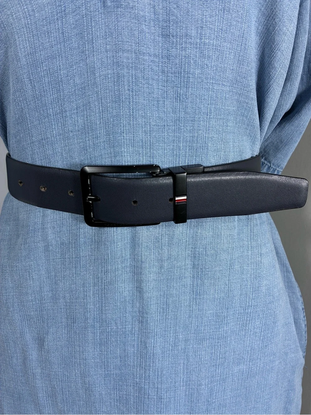Tommy Hilfiger men’s belt 42” Black Textured Leather with Signature Stripe